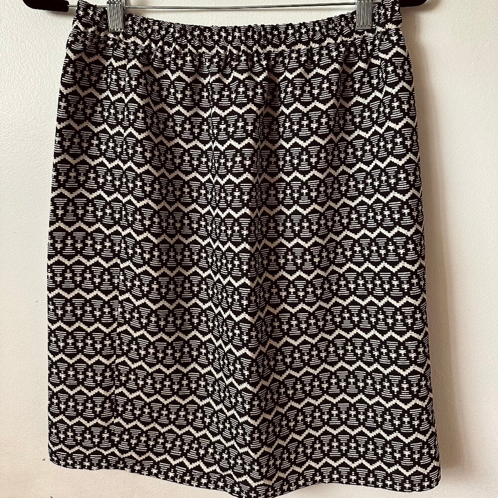 Ann Taylor LOFT Patterned Black & White Skirt SIZE: S.